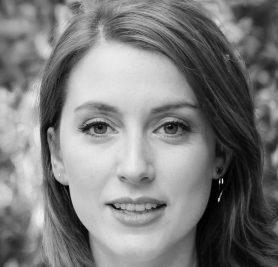 Instructora experta en riesgos geopolíticos y análisis financiero