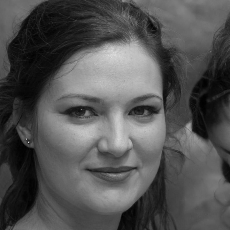 Instructora especializada en estrategias financieras ante tensiones comerciales globales